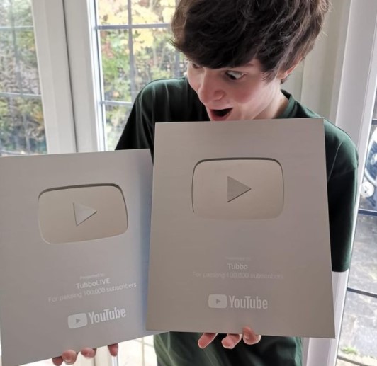 Tubbo with YouTube award