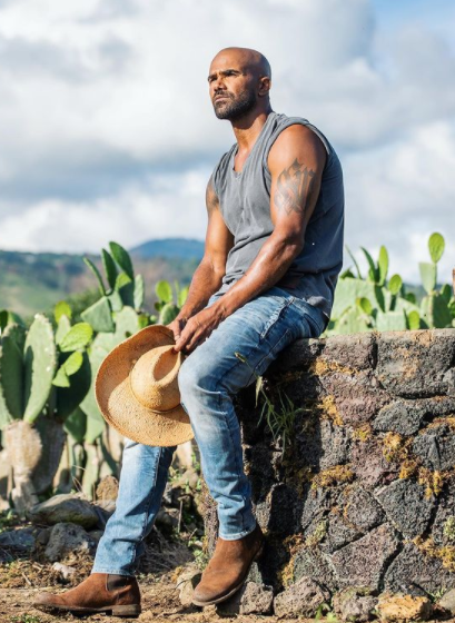 shemar moore posing for shoot